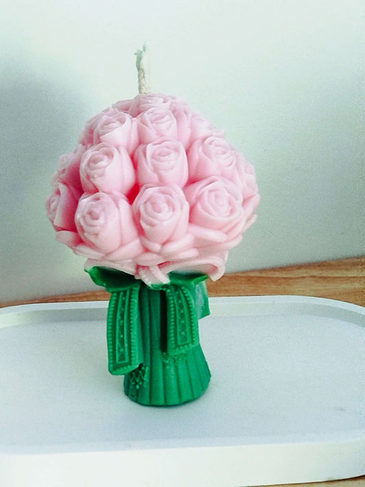 Détail du design floral de la bougie artisanale