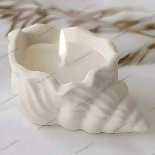 Apportez une touche élégante et authentique à votre intérieur avec cette bougie minérale qui rappelle la pureté de la nature et l’énergie des pierres. Parfaite pour une ambiance zen et raffinée.
