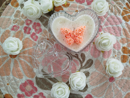 Bougie parfumée artisanale dans cœur en verre, senteur florale fraîche et printanière.