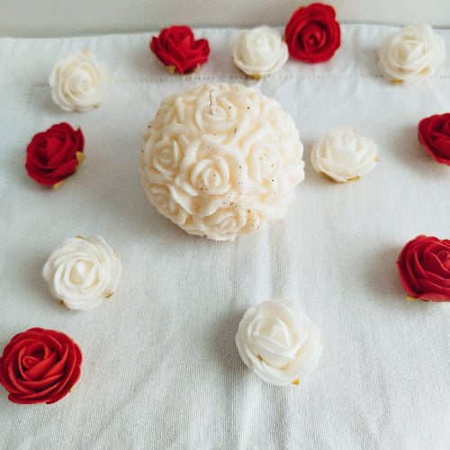 Mise en scène déco avec une bougie artisanale parfumée