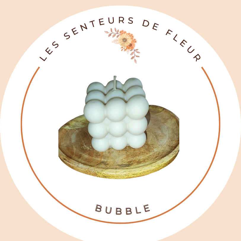 Bougie parfumée Bubble - design en forme de bulles sur une assiette en bois, ajoutant une touche décorative à l'intérieur.