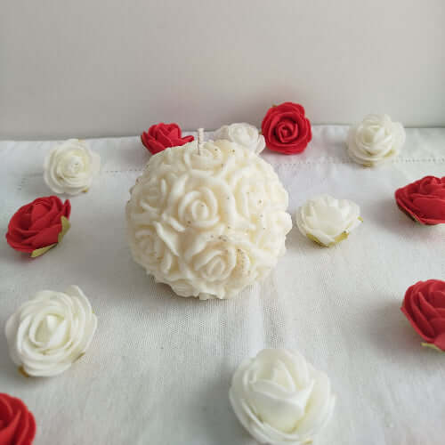 Bougie en forme de boule de roses au parfum Monoï Passion