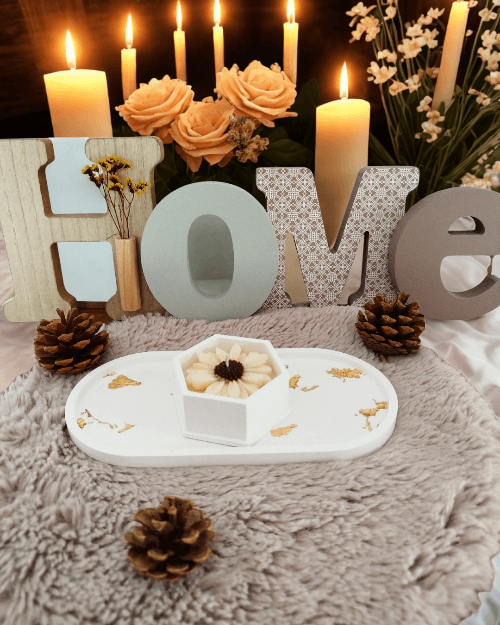 Élégante bougie parfumée artisanale au chocolat et à la noisette, décoration moderne.