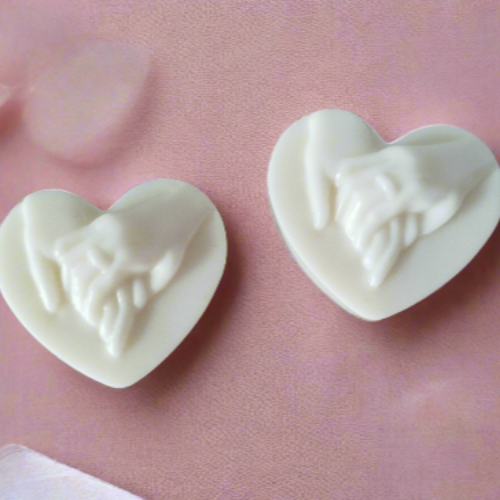 Fondants Parfumés -Spécial Mariage en forme de cœur avec mains entrelacées pour un mariage élégant.