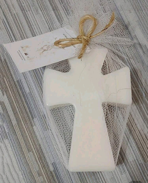 Spécial évènements, ou en cadeau magnifique croix dans son tulle ornée d'une ficelle