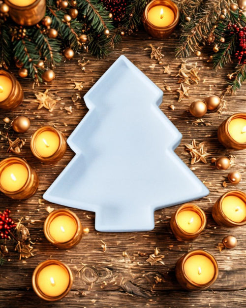 Décoration Sapin – Élégance et Magie de Noël avec un plat en forme de sapin entouré de bougies et winter décor.