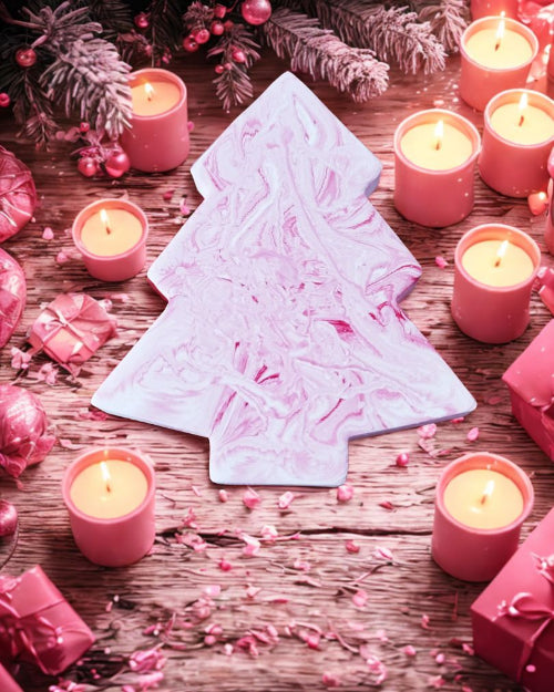Décoration Sapin – Élégance et Magie de Noël, décoration en forme d'arbre avec bougies et cadeaux roses.