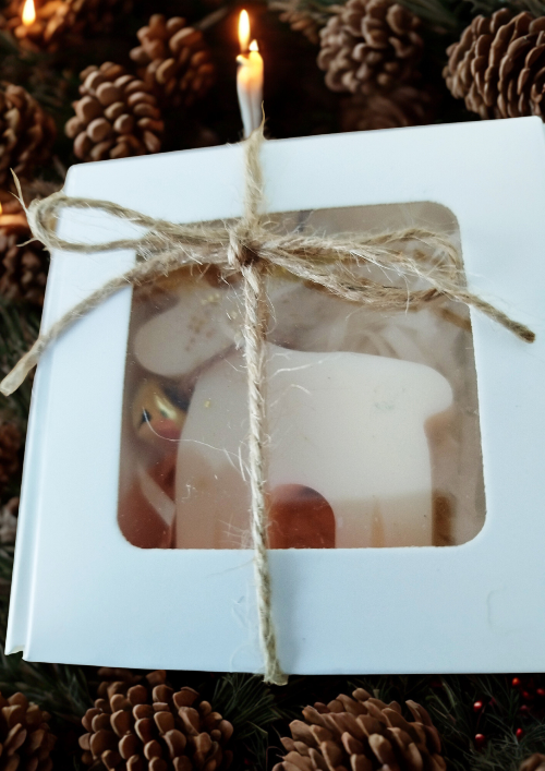 Gros plan sur la texture de la cire artisanale de la bougie de Noël cerf parfumée.