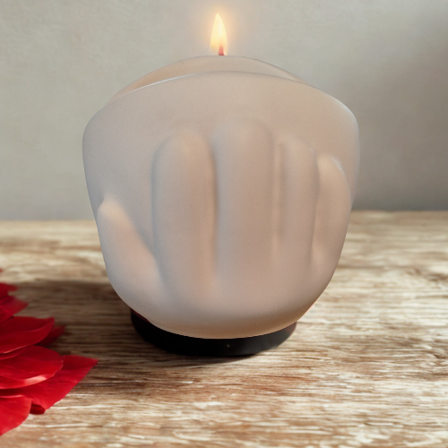 Bougie parfumée Cœur -Objet décoratif en résine fait main avec une flamme allumée, création artisanale unique.