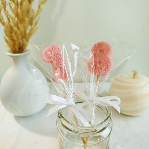 Fondants chiffre en forme de 1 et 8, parfumés, présentés dans un bocal avec un ruban