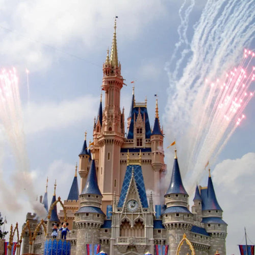 Fondant parfumé - Hôtel Disney présenté avec le château Disney illuminé et des feux d'artifice en arrière-plan.