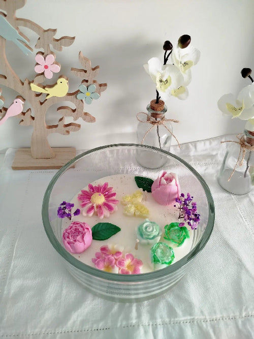 Centre de table parfumé "Printemps Enchanté" avec fleurs colorées flottantes dans un bol.