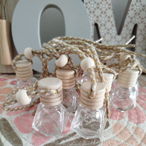 Diffuseur de voiture parfumé -Diamant en verre avec cordon, parfait pour ajouter une fragrance à votre véhicule.