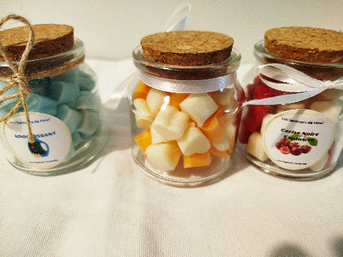 Mini Fondants Parfumés dans son écrin en verre - pots en verre avec bouchons en liège contenant des fondants colorés.