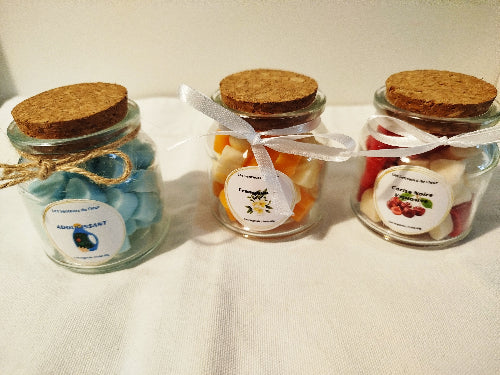 Mini Fondants Parfumés dans son écrin en verre – pots en verre avec bouchons en liège et divers parfums colorés.