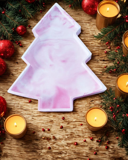 Décoration Sapin – Élégance et Magie de Noël sur une table avec des bougies et des ornements de Noël.