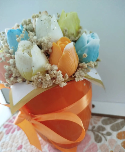 Tulipes en cire parfumée aux couleurs pastel avec ruban orange décoratif