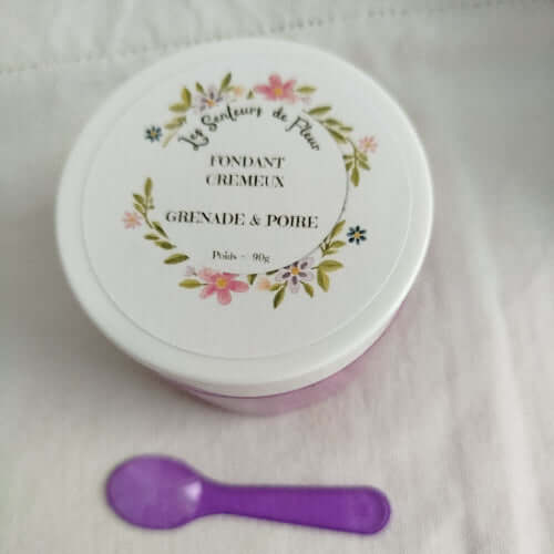 Mise en scène du fondant parfumé Grenade & Poire avec ambiance colorée et gourmande