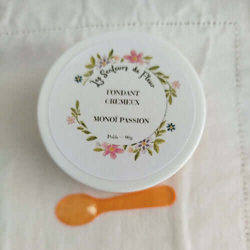 Ambiance estivale autour du fondant parfumé Monoï Passion avec éléments de décoration