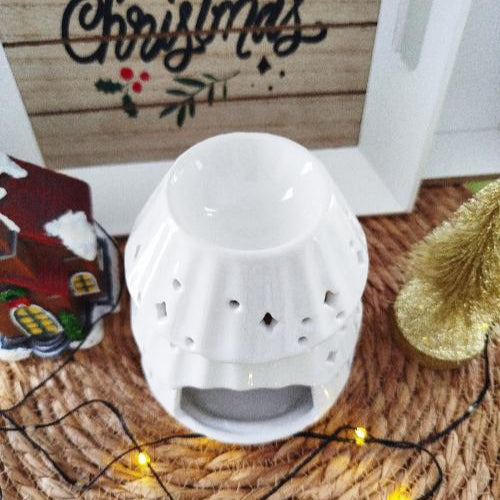 Brûleur Céramique en Forme de Sapin- Elégance Festive sur une table décorée pour Noël.