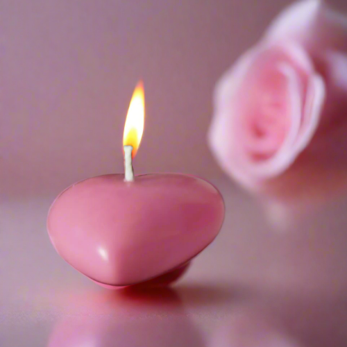 bougie parfumée en forme de cœur allumée, rose délicat, ambiance romantique et apaisante