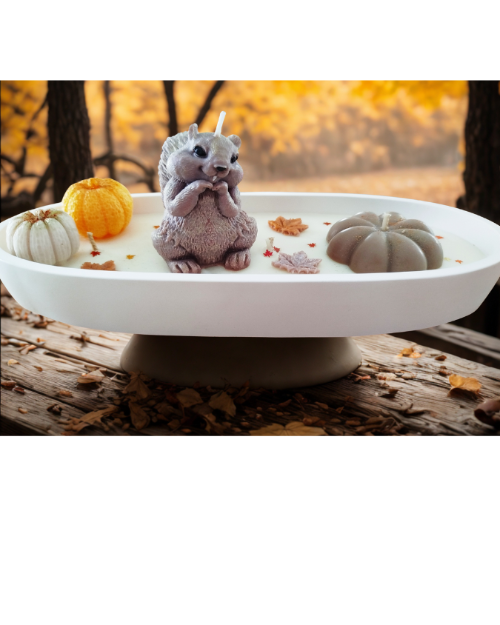 Centre de table automnal décoratif avec citrouilles et une figurine de écureuil sur un socle en minéral