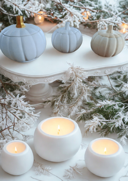 Détail de la bougie Citrouille Enchantée artisanale, flamme brillante et texture naturelle blanche.