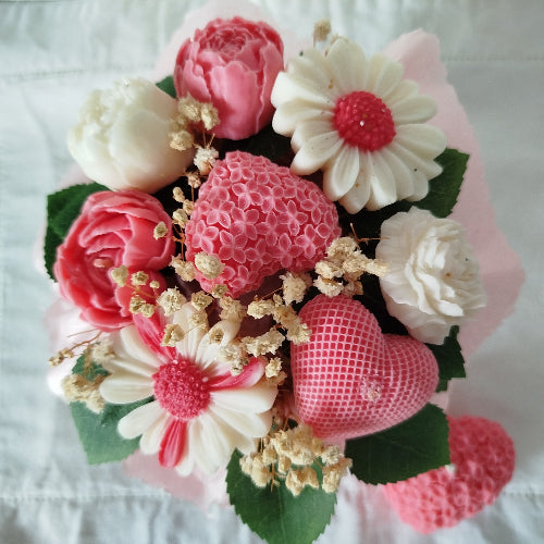Découvrez notre collection de bouquets de fleurs parfumées en cire végétale: des créations élégantes et parfumées, alliant beauté florale et senteurs envoûtantes pour sublimer votre intérieur