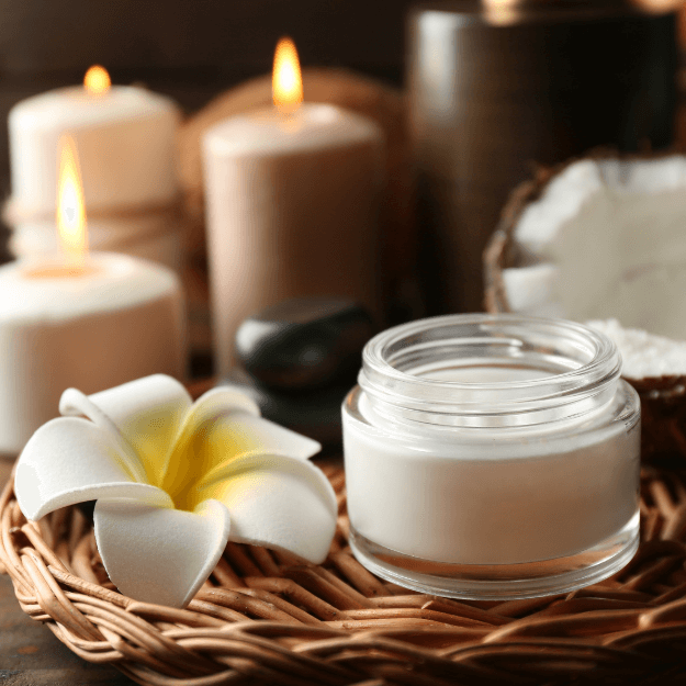 Bougie parfumée et produits d'ambiance dans un cadre chaleureux