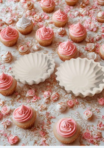 Ecrin de pétales décoratif vide poche artisanal avec cupcakes sur un fond fleuri.