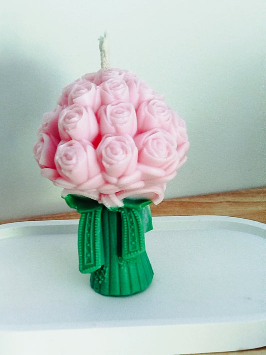 Détail du design floral de la bougie artisanale 
