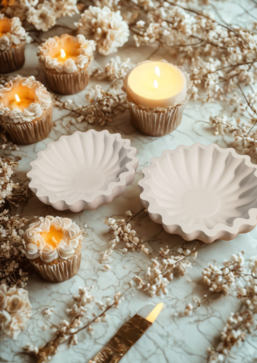 Ecrin de pétales - vide poche décoratif artisanal en céramique, accompagnés de bougies parfumées.