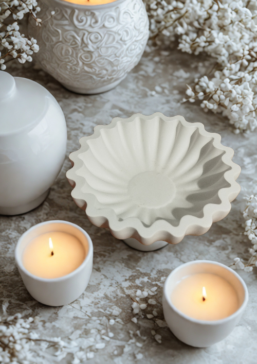 Ecrin de pétales - Vide Poche décoratif artisanal avec bougies et décoration florale.