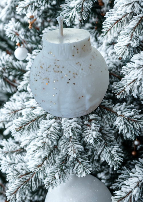 Bougies -Boules de Noël parfumées décorative parfumées sculptées, diffusant une lumière douce dans une ambiance hivernale et naturelle.