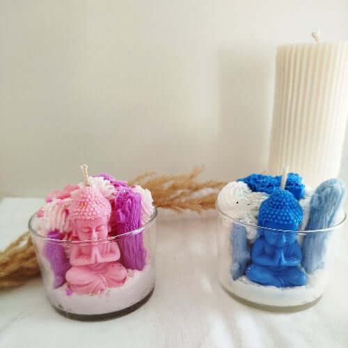 Bougie artisanale rose avec figurine Bouddha et senteur adoucissant