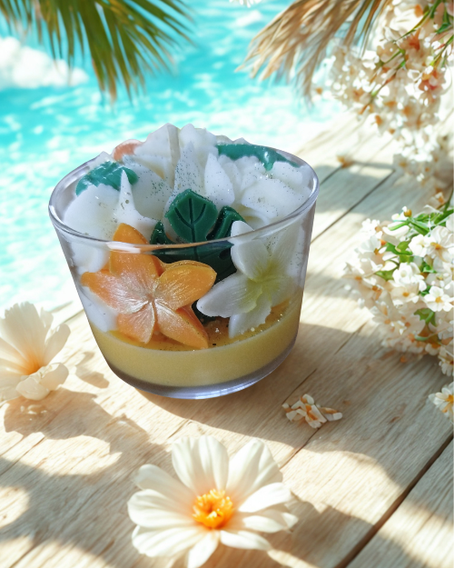 Bougies Clémentine Monoï -180g allumée diffusant un parfum fruité et tropical dans un intérieur chaleureux