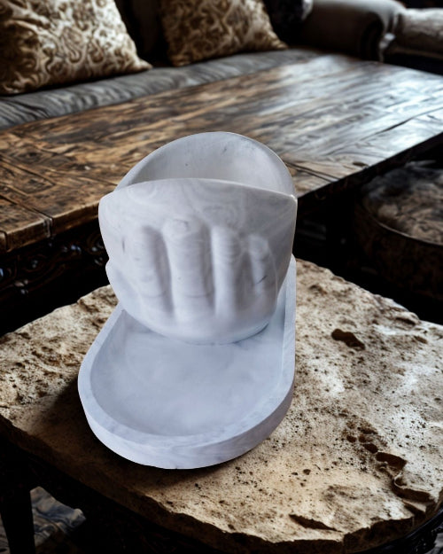 Bougie en cire végétale dans un pot minéral cœur, mise en scène entre les mains pour un effet cocooning