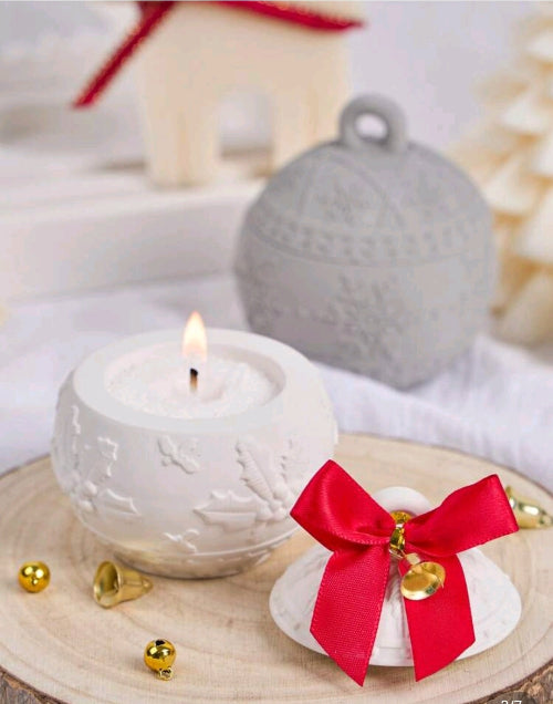 Bougie parfumée Flocon d’Hiver illuminée sur un support en bois avec décorations festives.