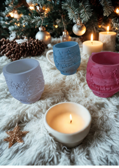 Bougie parfumé Forêt Enchantée posée sur une couverture douce, entourée de boules de Noël et de branches de sapin.