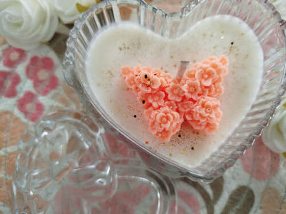 Bougie parfumée senteur Jardin de Printemps avec papillon fleuri, dans un contenant cœur en verre.