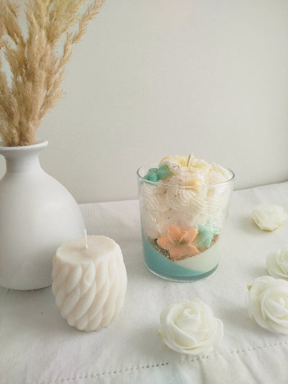 Bougie décorative parfum monoï avec chantilly et fleurs en cire colorées