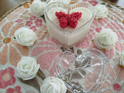 Bougie artisanale parfum Monoï Pêche avec décoration papillon floral dans un cœur en verre.