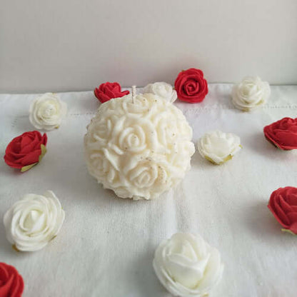 Bougie en forme de boule de roses au parfum Monoï Passion