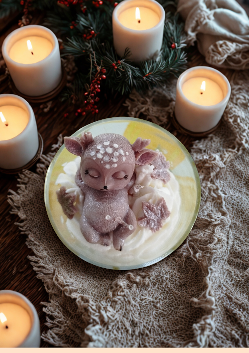 Bougie Rêve de Faon posée dans une décoration naturelle aux tons boisés et feutrés, évoquant la forêt et la sérénité.