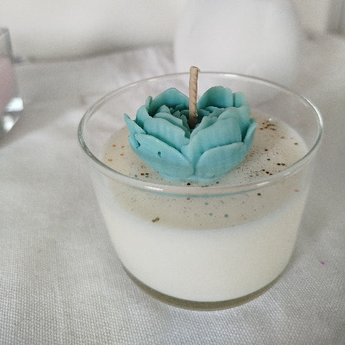 Bougie parfumée artisanale senteur adoucissant avec fleur en cire
