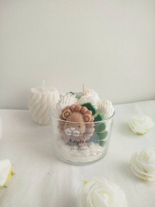 Bougie parfumée artisanale avec prénom et date dans un contenant transparent