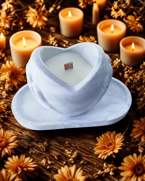 Bougie artisanale parfumée, coulée dans un pot minéral en forme de cœur, ambiance automne hiver