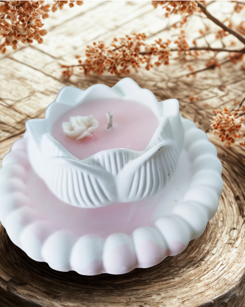 Élégante bougie artisanale avec fleurs en relief
