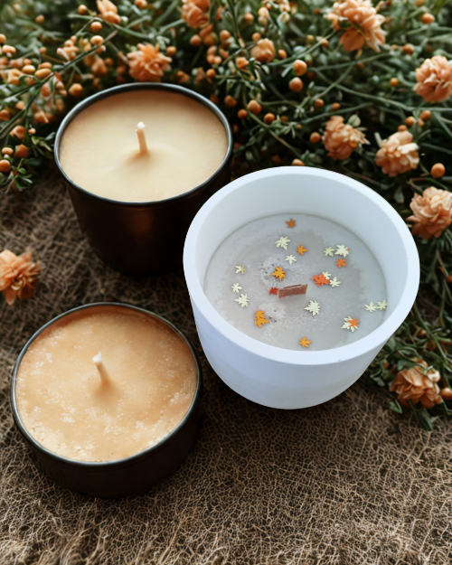 Bougie artisanale dans un contenant en forme de gland.