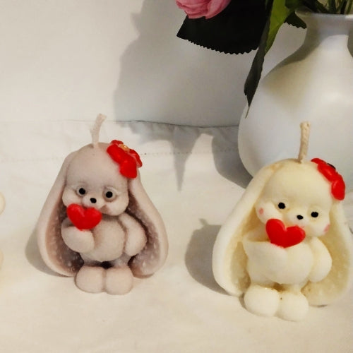 Bougie artisanale en cire végétale en forme de lapin tenant un cœur délicatement parfumée